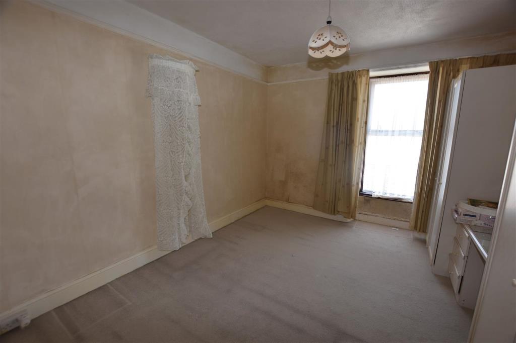 Lot: 34 - HOUSE FOR UPDATING WITH PARKING, GARDENS AND DETACHED GARAGE WITH POTENTIAL - Bedroom no.2